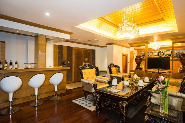 Lounge 172 of 181