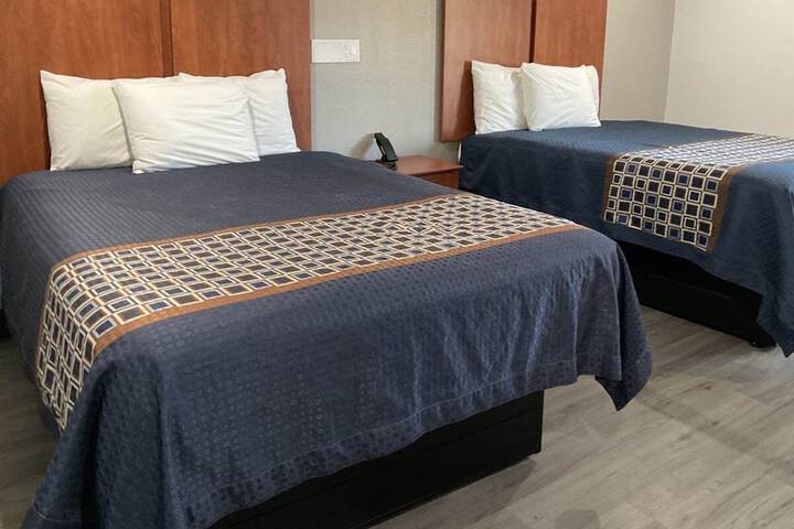 2 Queen Beds Micfridge (1 of 2)