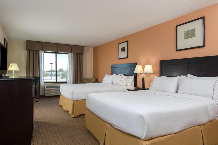 2 Queen Beds (3 of 8)