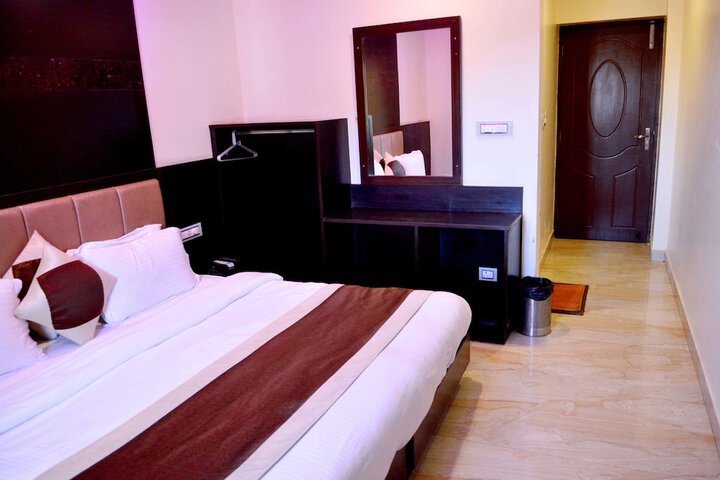 Room 4 of 16