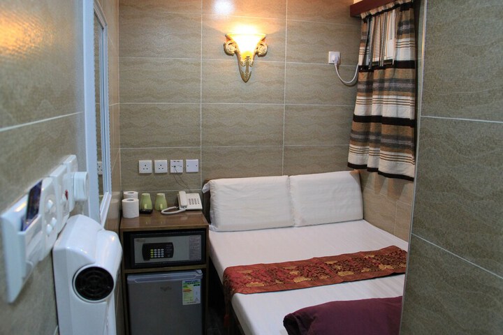 Room 12 of 32