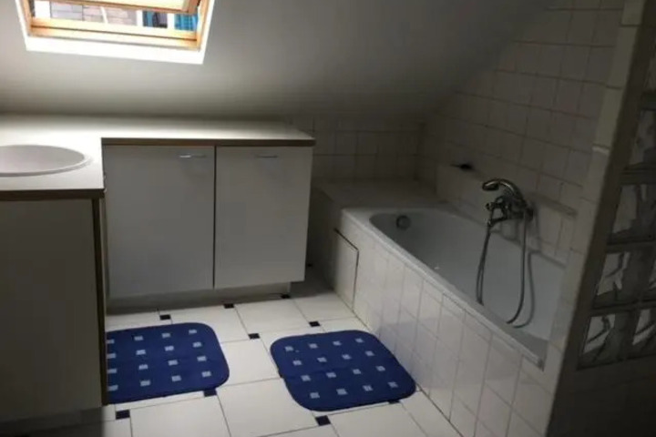 Room 4 of 8
