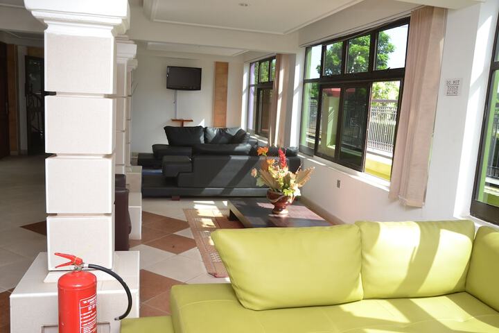 Lounge 15 of 24