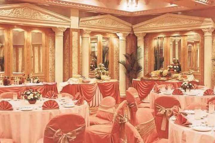 Ballroom/Hall 28 of 31