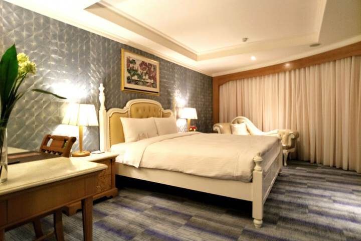 Room 27 of 82