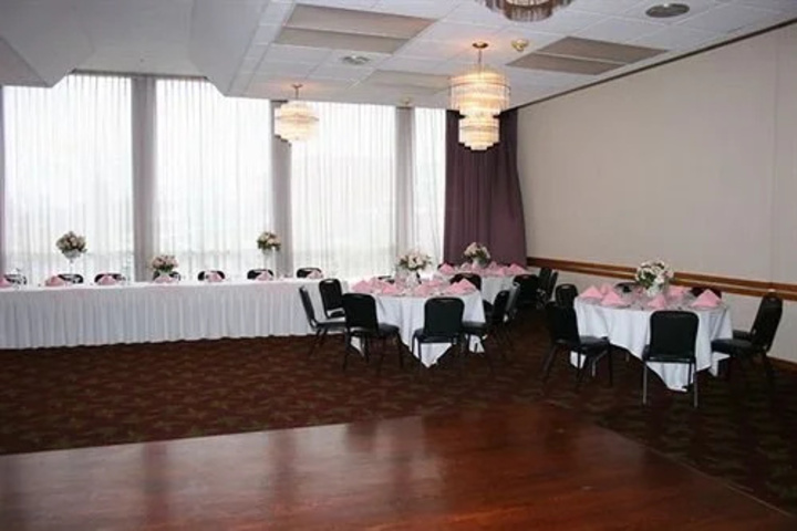 Dining 17 of 18