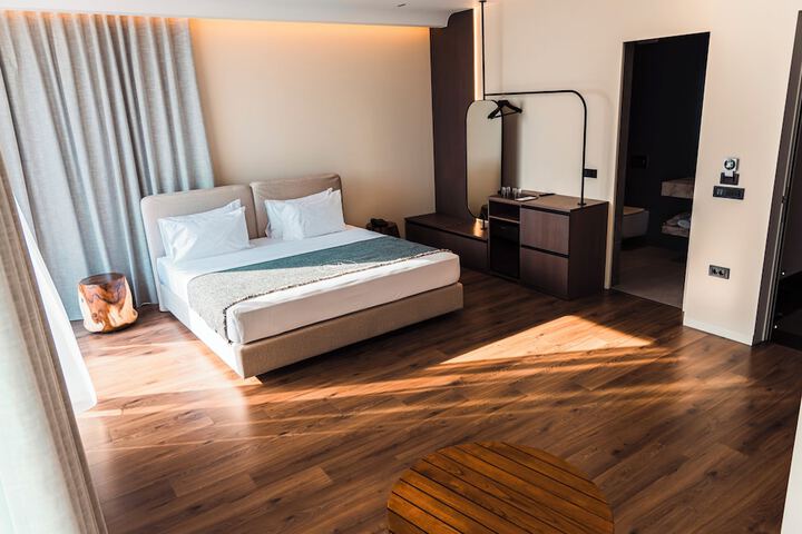 Room 6 of 33
