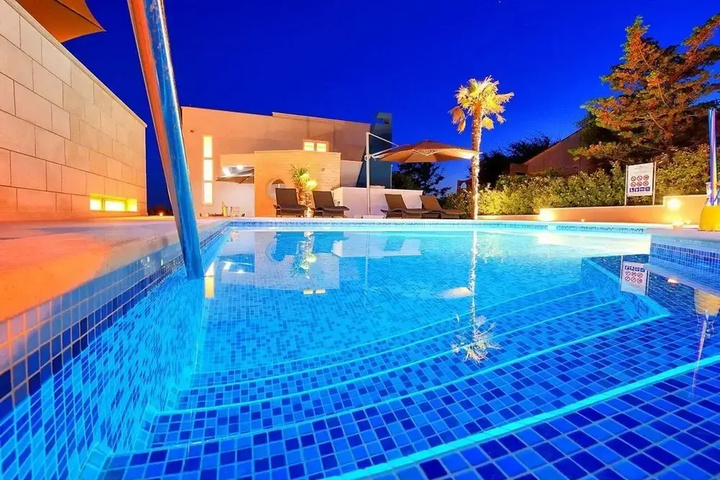 Pool 9 of 15