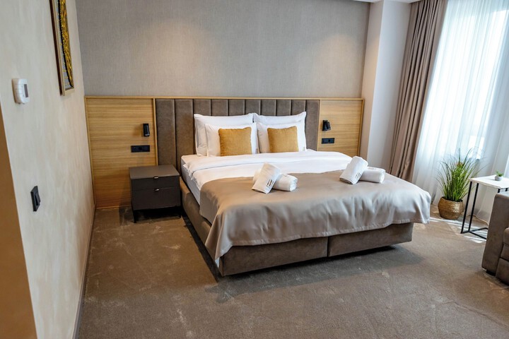 Room 11 of 80