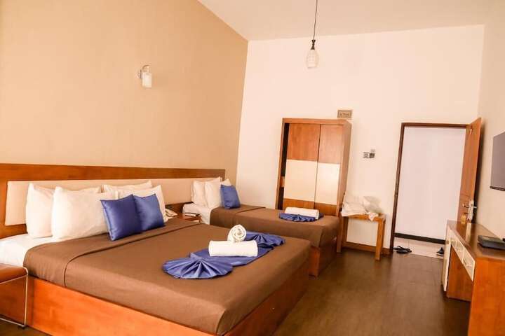 Room 6 of 28