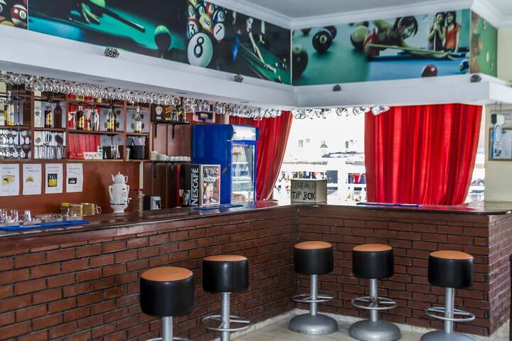 Lounge 52 of 68