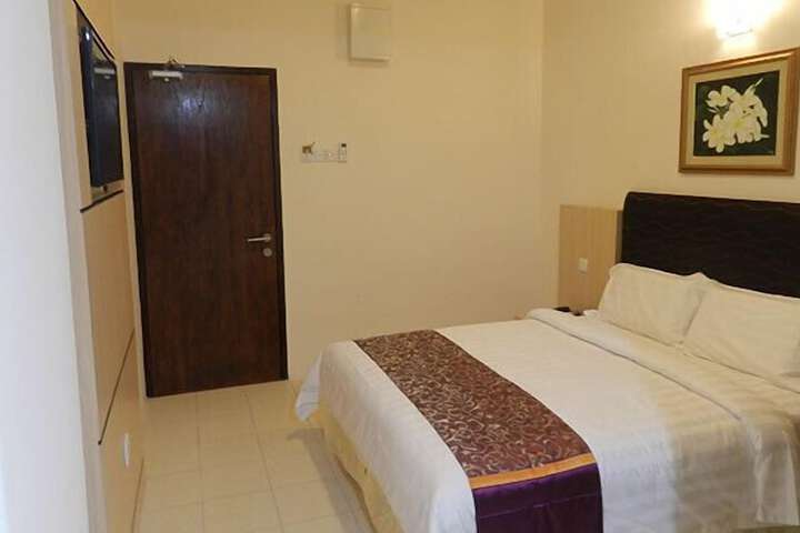 Room 13 of 30