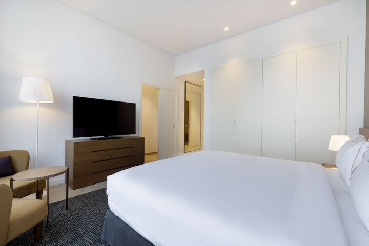 Room 4 of 98