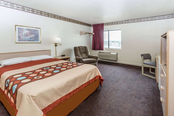 1 Queen Bed (7 of 8)