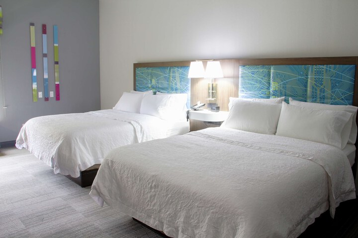 2 Queen Beds with Refrigerator, Microwave (5 of 6)