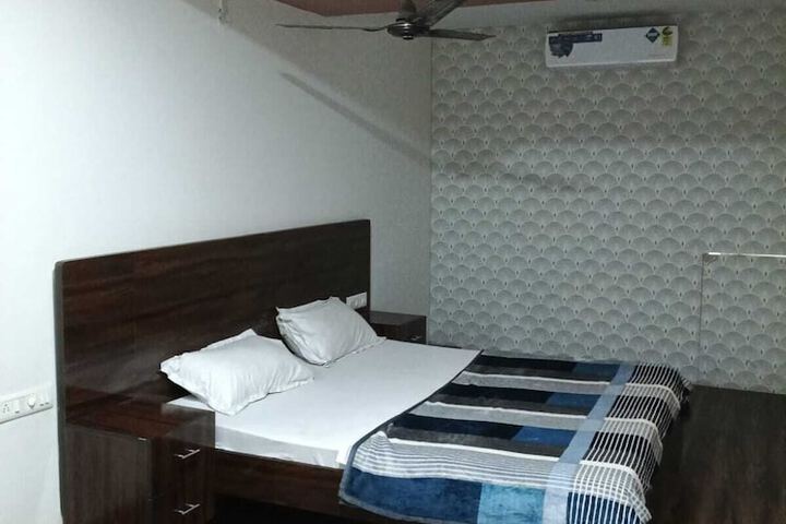 Room 4 of 8