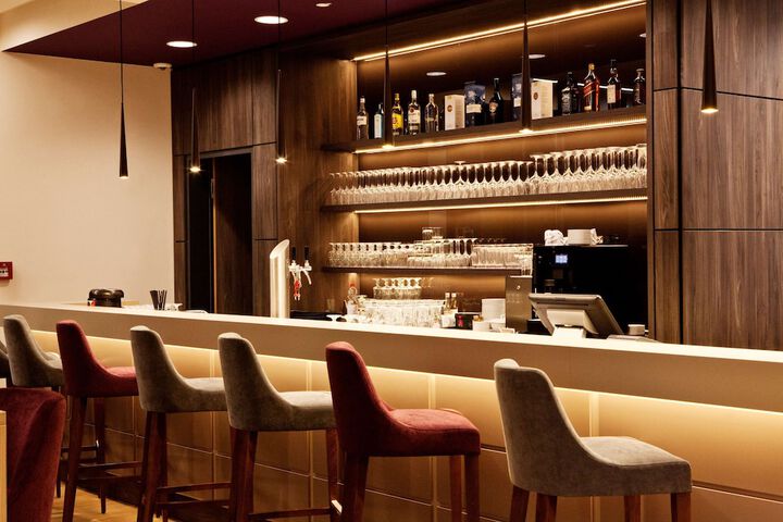Lounge 41 of 49