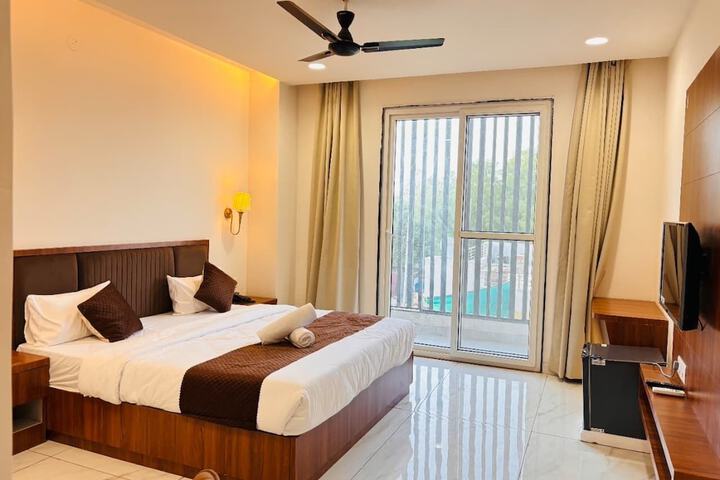 Room 12 of 16