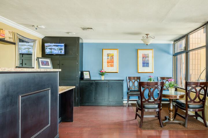 Lobby lounge