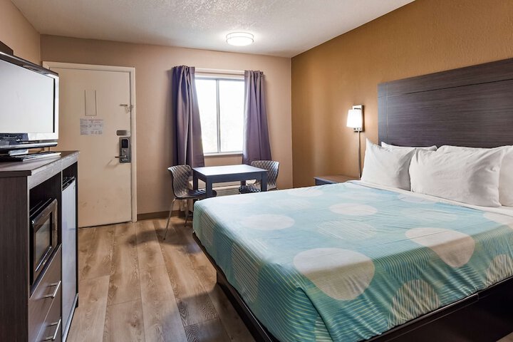 1 Queen Bed Flat Screen Television Microwave and Refrigerator High Speed Internet AC (10 of 18)