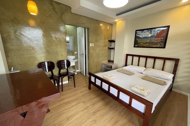 Room 4 of 104