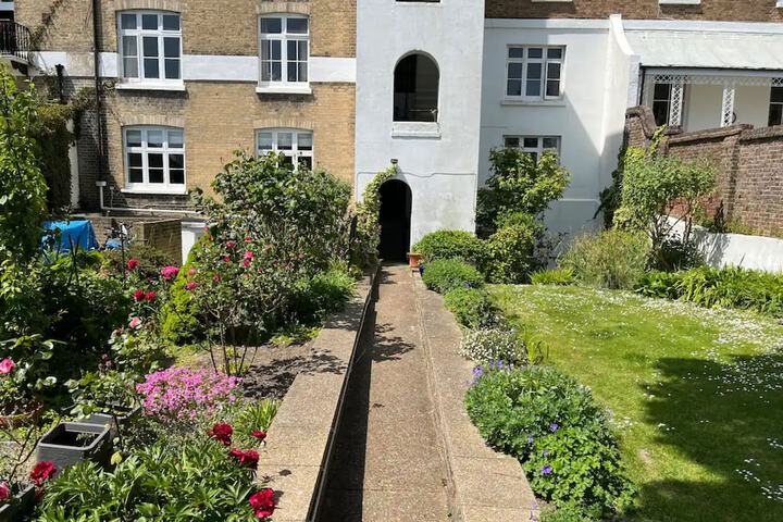 Beautiful 2BD Flat With a Garden East Brighton