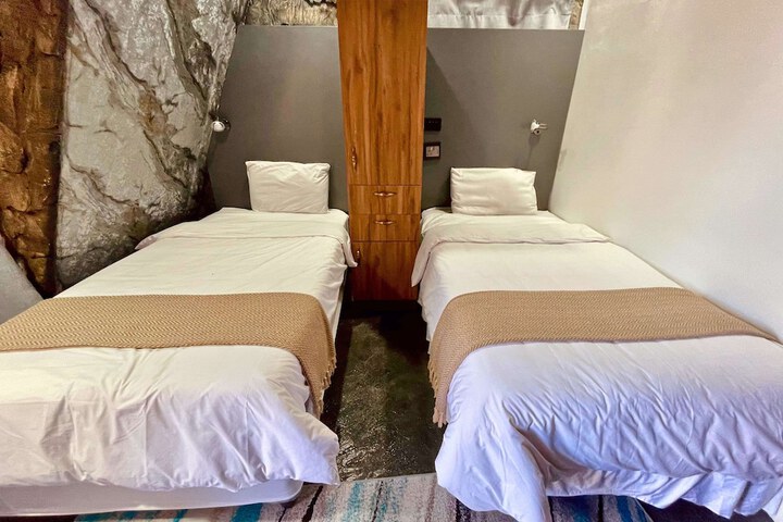 Room 5 of 93