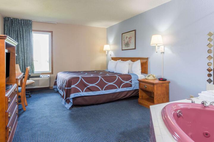 1 Queen Bed (9 of 18)