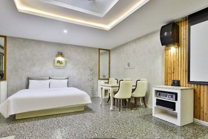 Room 11 of 100
