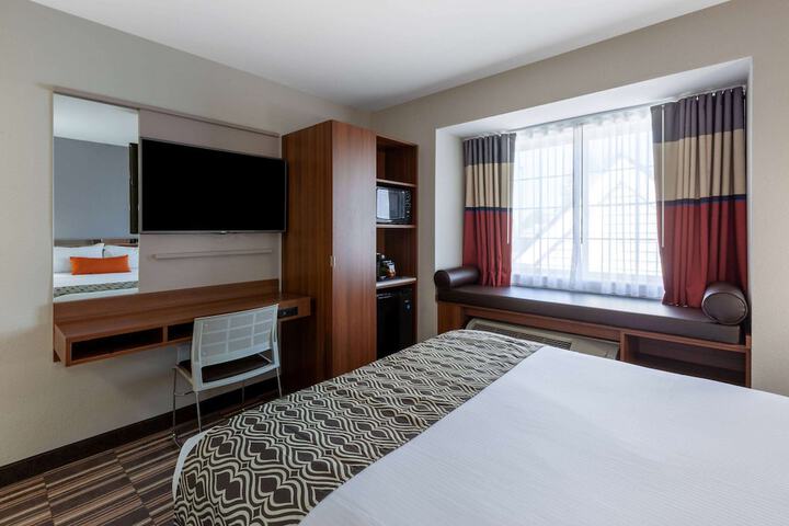 2 Queen Beds (7 of 14)