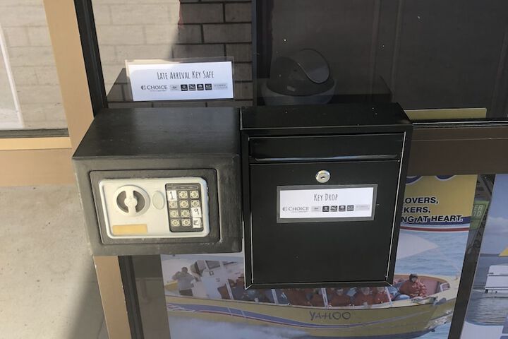 Check-in/check-out kiosk