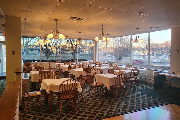 Dining 8 of 19