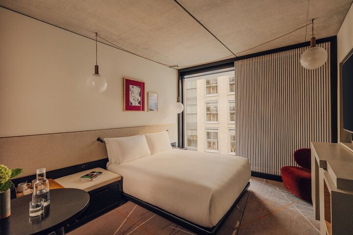 Room 25 of 102