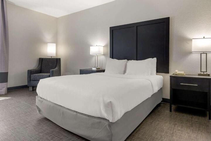 2 Queen Beds (17 of 23)