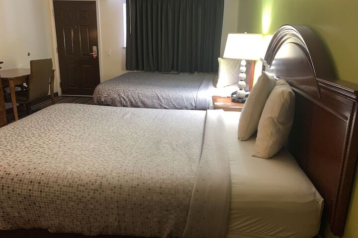 2 Double Beds (3 of 8)