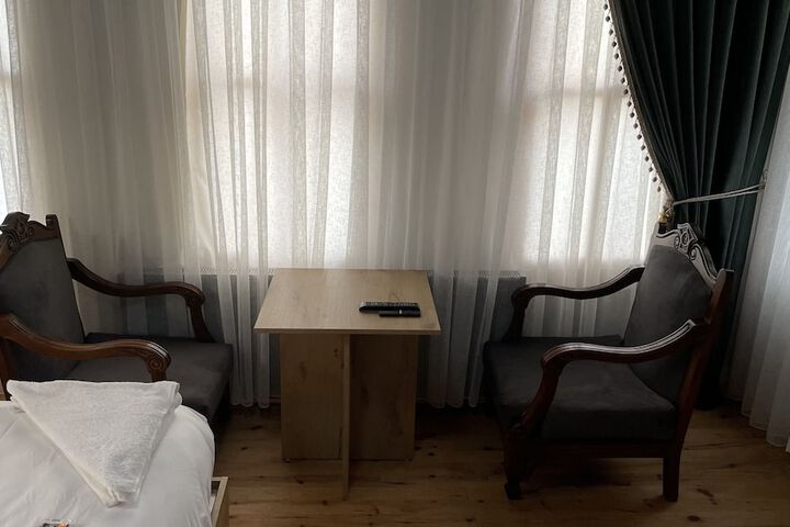 Room 11 of 100