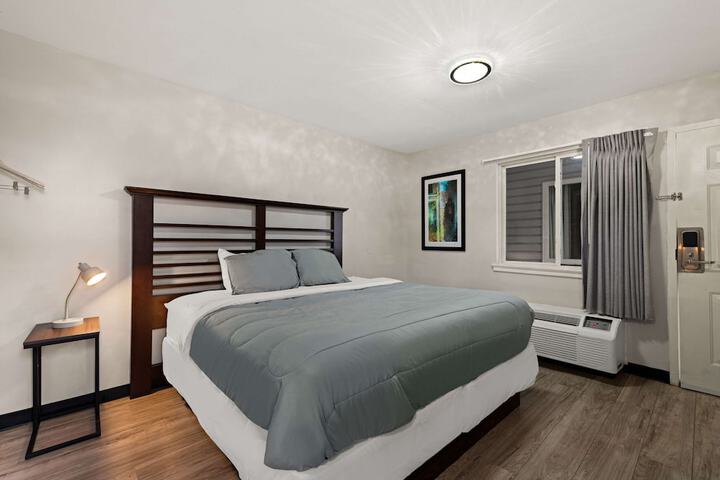 1 King Bed (1 of 9)
