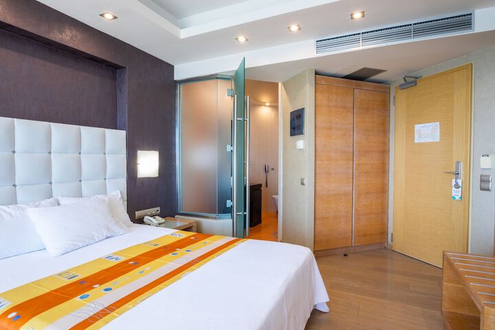 Room 32 of 171