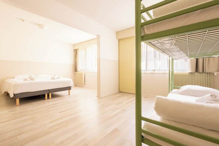 Room 32 of 81