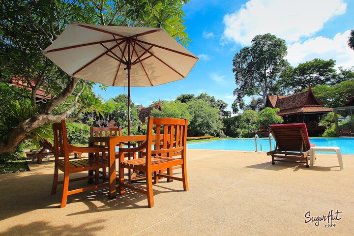 Hotel with Pool