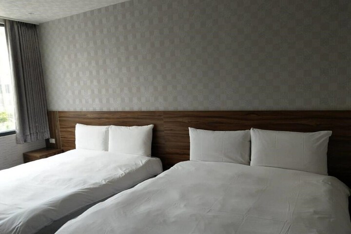 Room 5 of 18