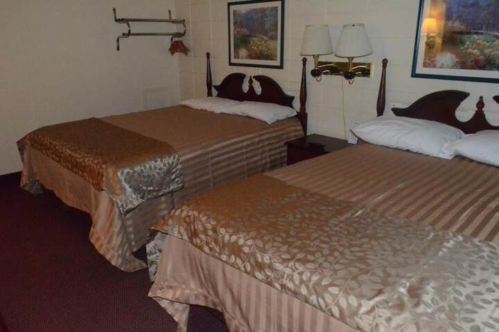 2 Queen Beds (2 of 9)