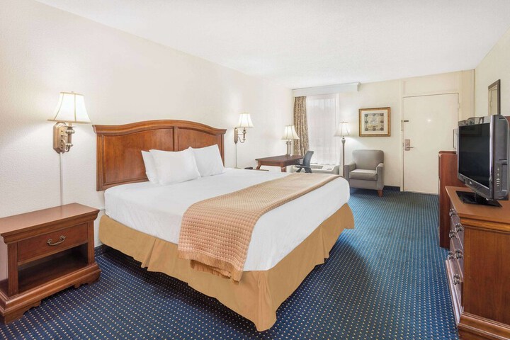 1 King Bed (2 of 5)