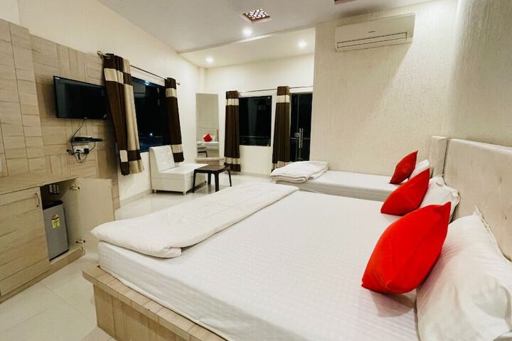 Room 4 of 9