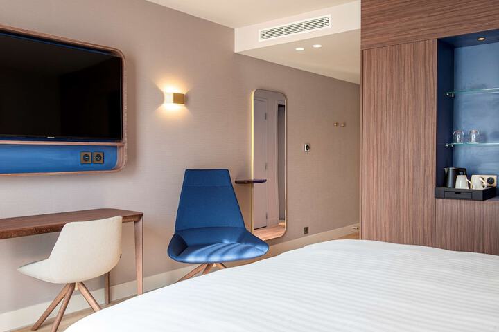 Room 5 of 106