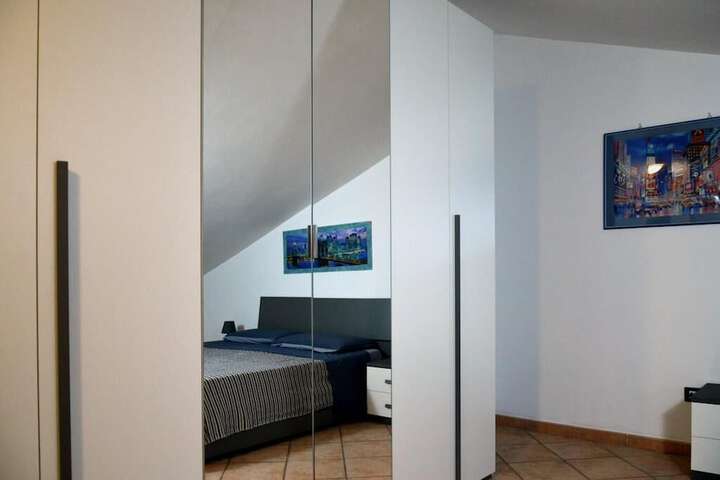 Room 6 of 11