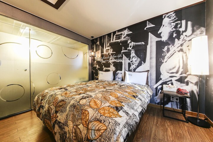 Room 9 of 49