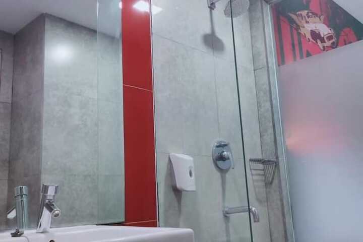 Room 17 of 32