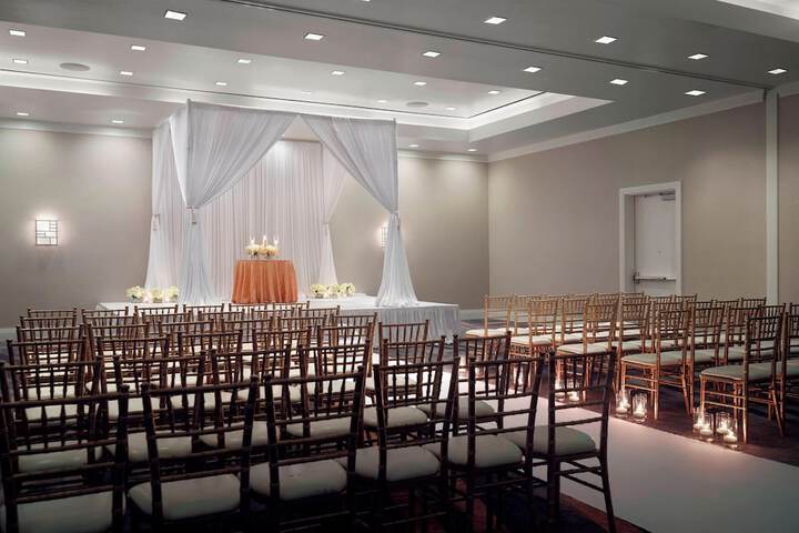 Ballroom/Hall 66 of 98