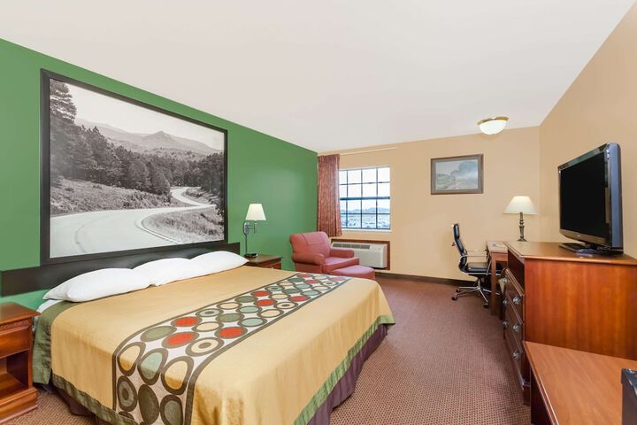 1 King Bed Premium Room (5 of 10)